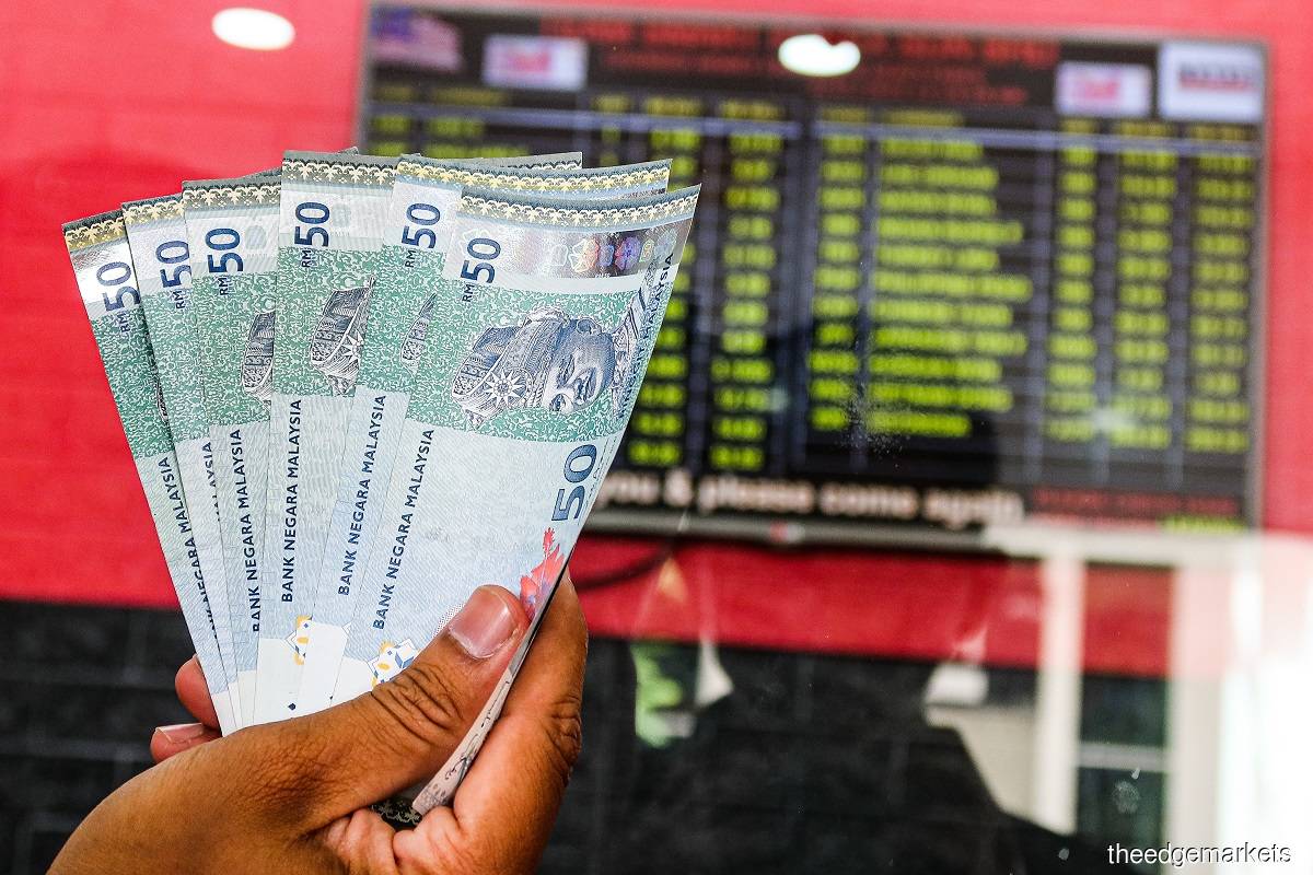 On Friday (Aug 19), the ringgit dropped against the greenback to 4.4760/4795, compared with 4.4435/4455 a week earlier. (Photo by Zahid Izzani Mohd Said/The Edge)